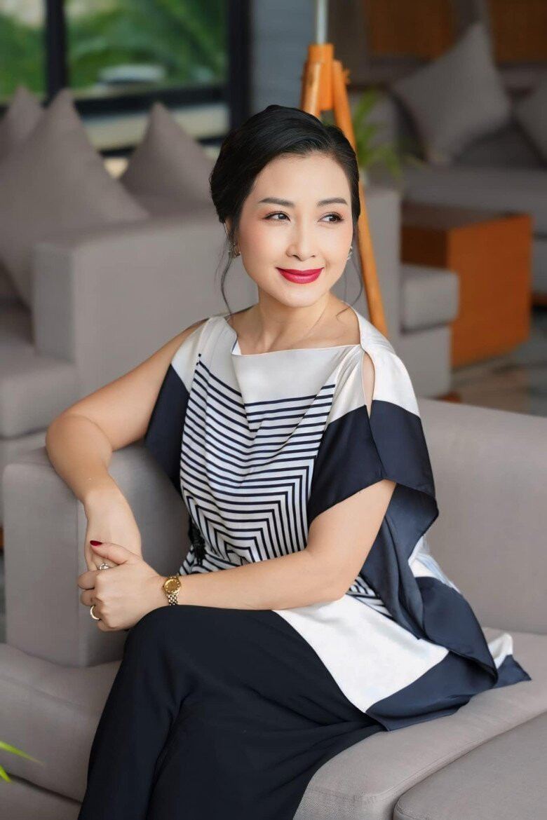 Nhan sắc trẻ trung của Khánh Huyền