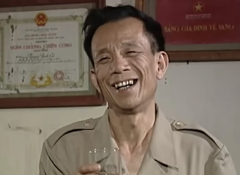 Cố NSƯT Văn Hiệp trong vai trưởng thôn Hoạt