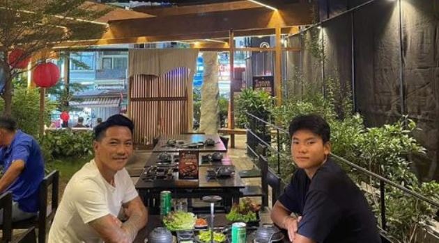 Cựu tiền đạo Nguyễn Quang Hải luôn sát cánh và là điểm tựa tinh thần cho con trai Quang Khôi.