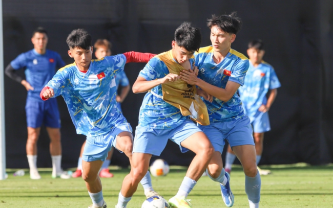 Cầu thủ U17 Việt Nam trên sân tập tại Jeddah.