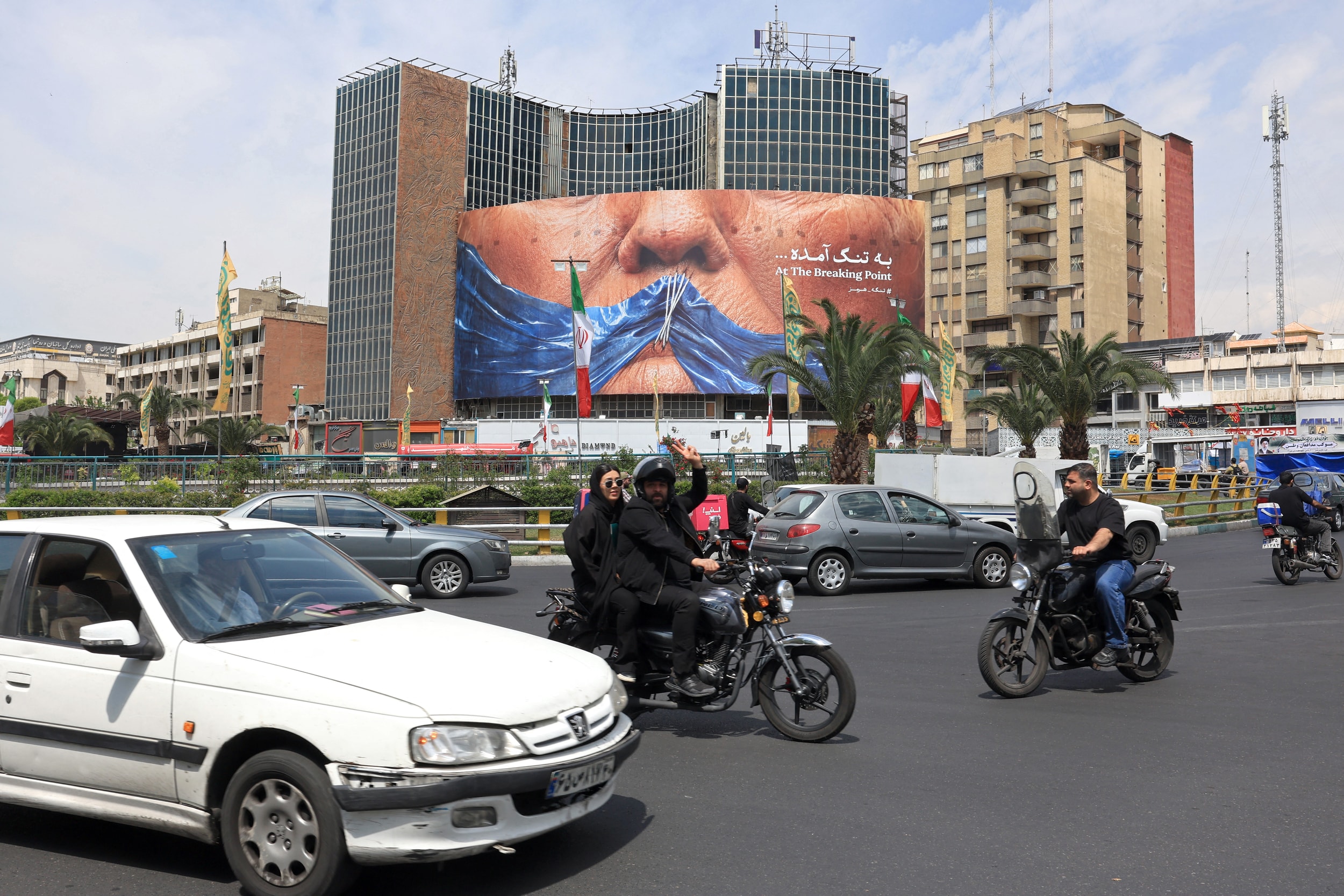Người dân tại Quảng trường Valiasr, thủ đô Tehran (Iran) hôm 2/5. Ảnh: AFP