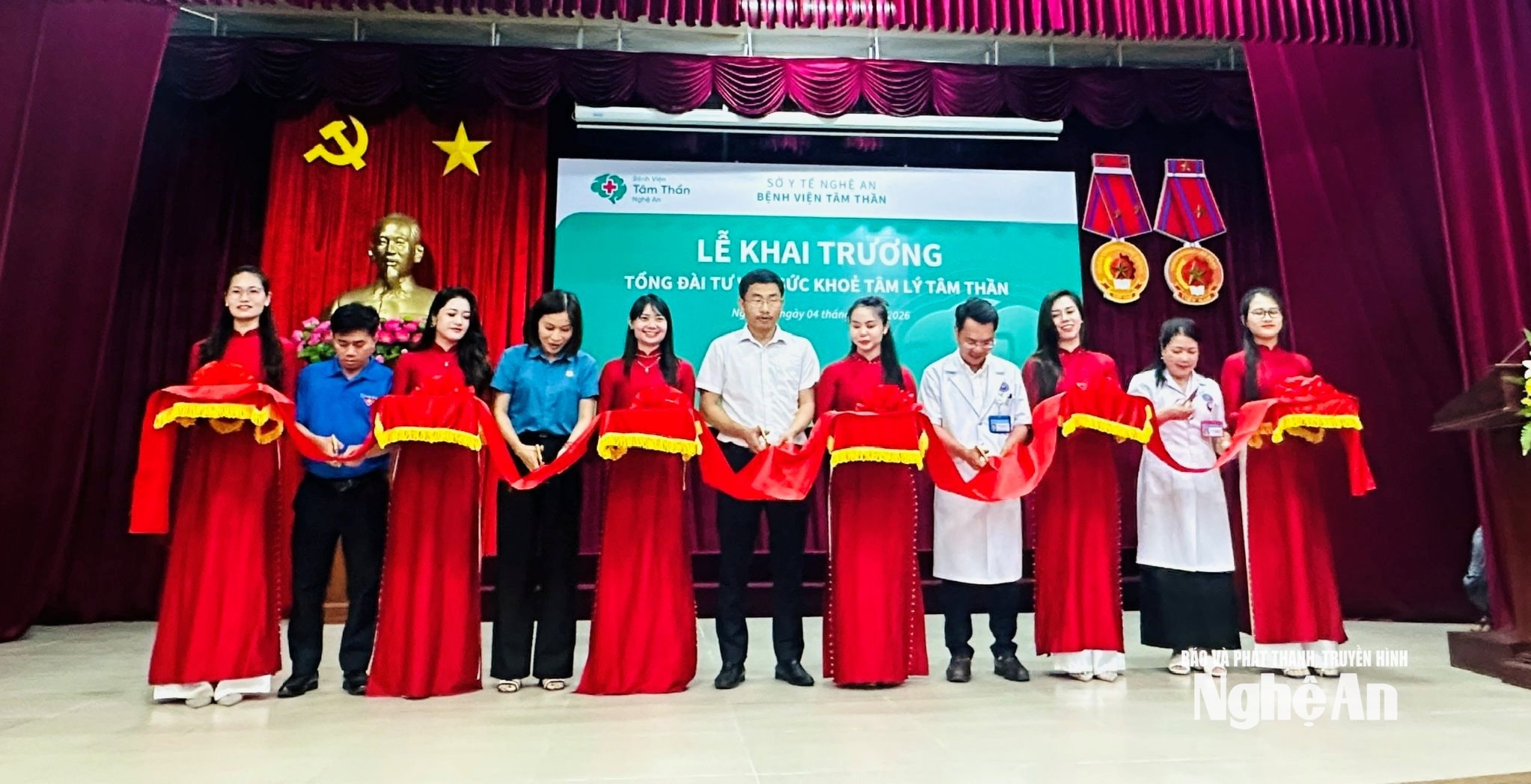  Các đại biểu cắt băng khai trương Tổng đài chăm sóc sức khoẻ tâm lý tâm thần.
