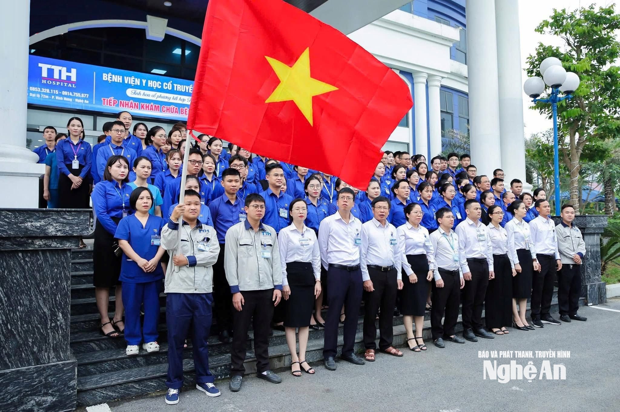 CÔNG ĐOÀN TTH GROUP TỔ CHỨC CHÀO CỜ ĐẦU TUẦN HƯỞNG ỨNG THÁNG CÔNG NHÂN 2026