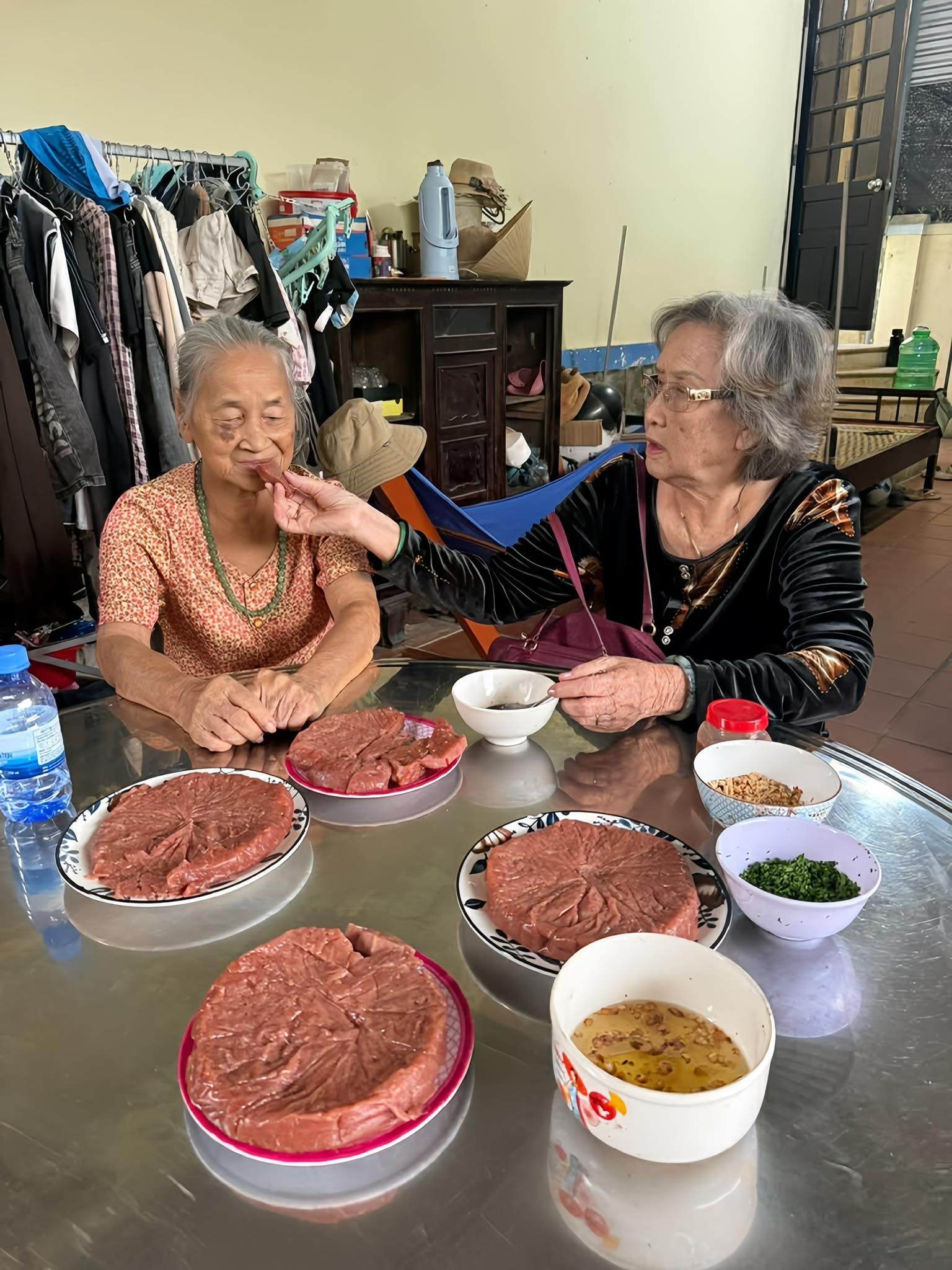 Bà Lệ Phương ân cần chăm sóc em gái ruột trong chuyến về thăm quê.