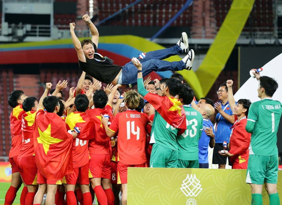 HLV Kim Sang Sik nhận Bằng khen của Thủ tướng Chính phủ nhờ chiếc Huy chương Vàng SEA Games 33