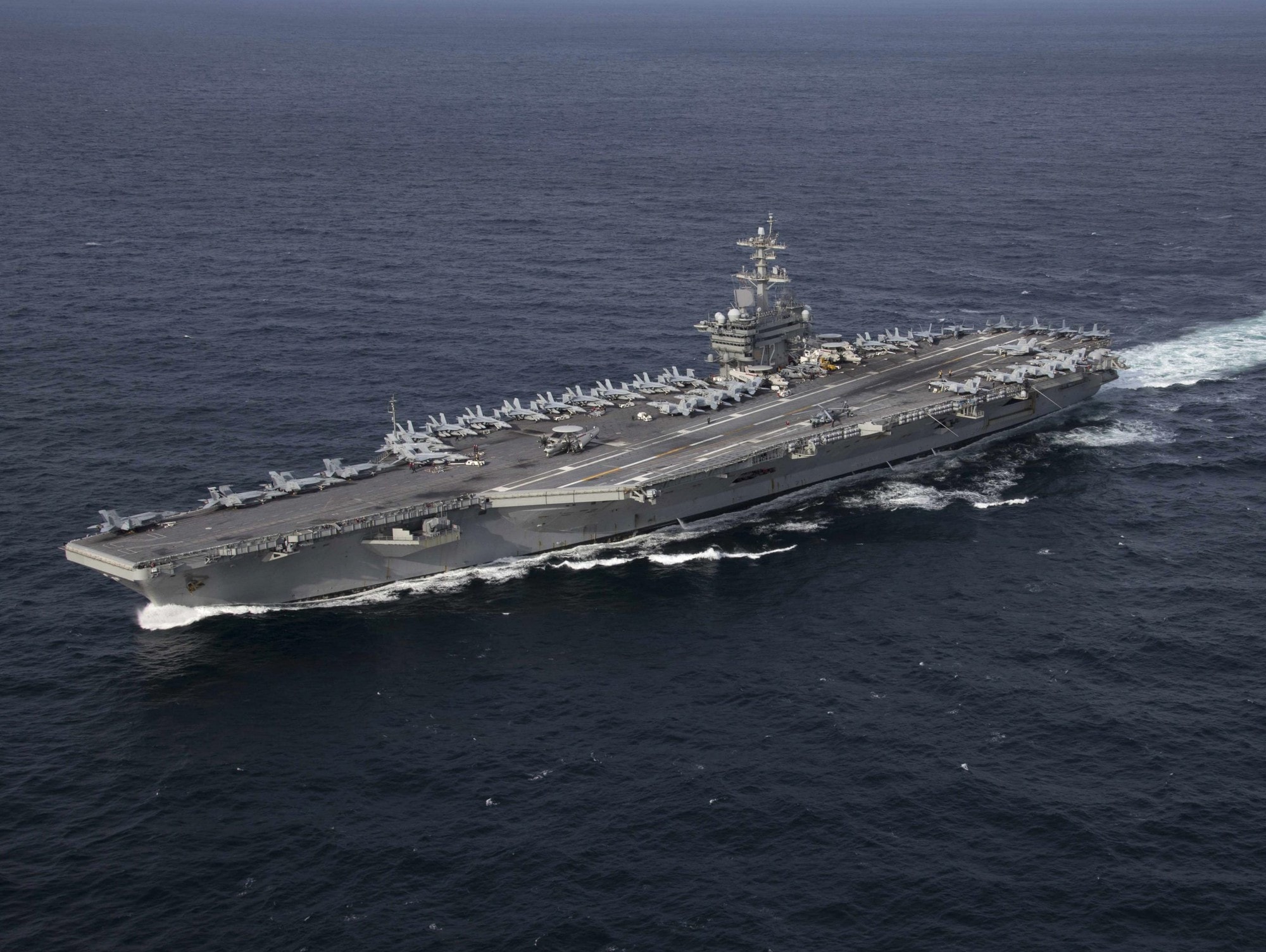 Tàu sân bay USS Abraham Lincoln (CVN-72) của Hải quân Mỹ tác chiến trên biển