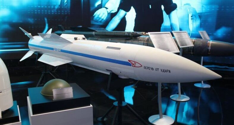 Tên lửa không đối không tầm xa R-37M của Nga