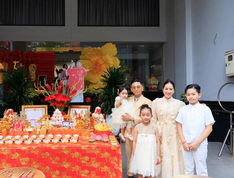 Cặp đôi Khánh Thi - Phan Hiển mở trung tâm dạy khiêu vũ.