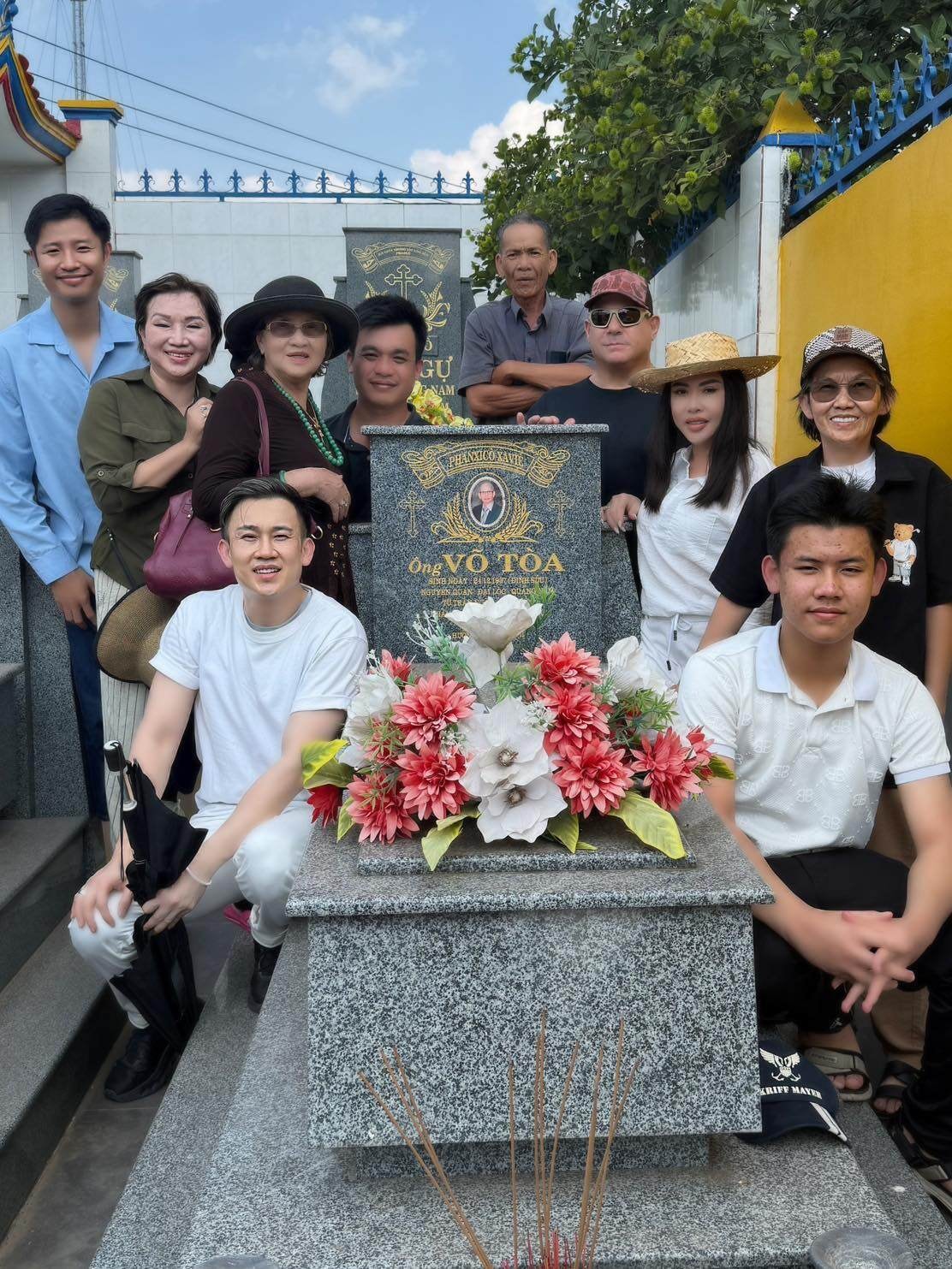 Gia đình nghệ sĩ Hoài Linh quây quần bên mộ thân phụ trong kỳ nghỉ lễ.