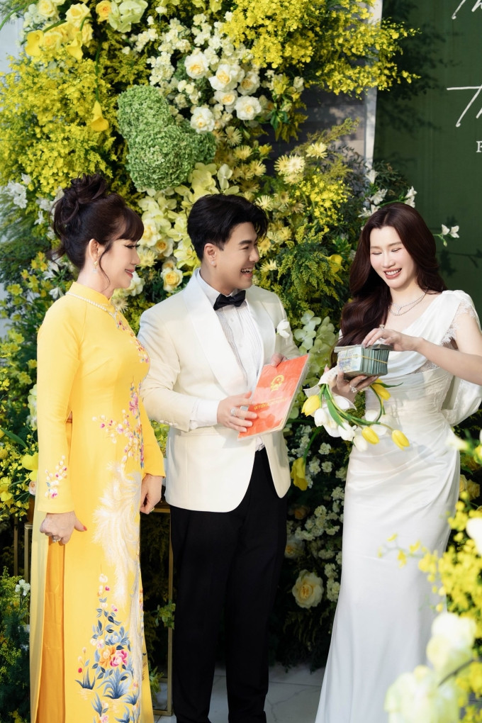 Akira Phan trao nhiều sính lễ như sổ đỏ, tiền mặt, kim cương... trong đám hỏi hôm 2/5.
