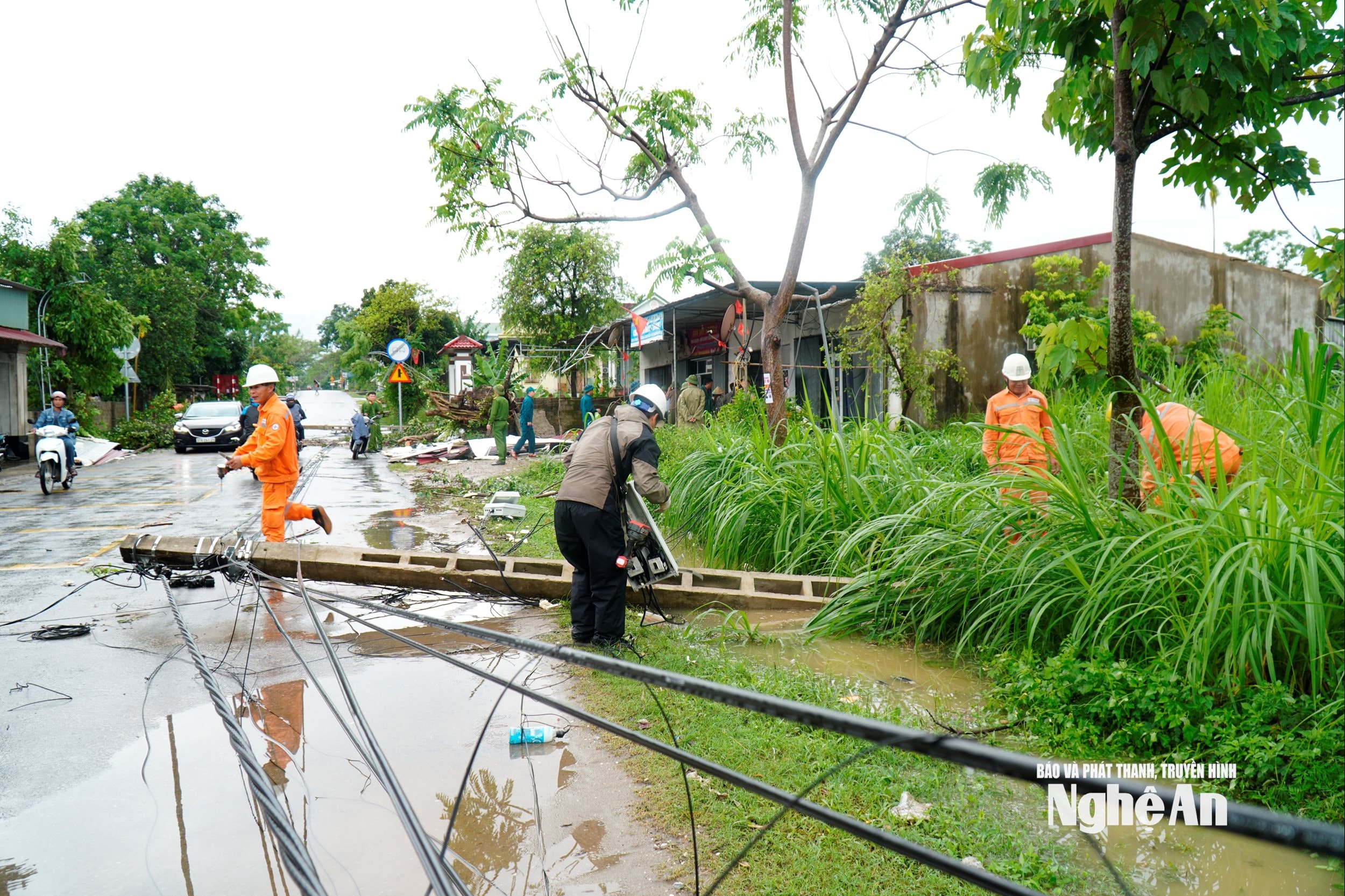 Ngành điện đã nỗ lực thay thế các cột điện bị đổ gãy, sớm cấp điện lại cho dân