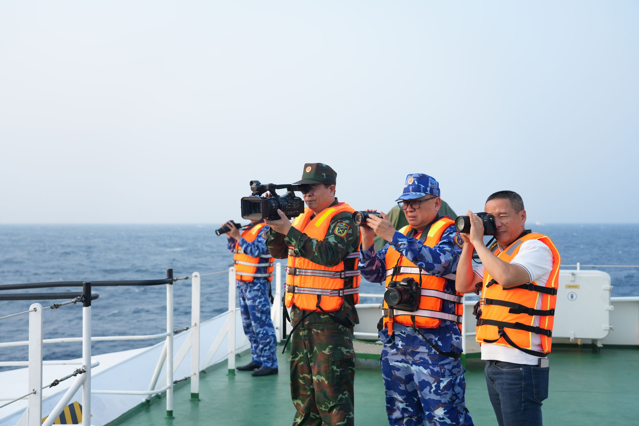 Le lieutenant-colonel Le Manh Thuong (au centre) au travail sur le navire amiral 8004.