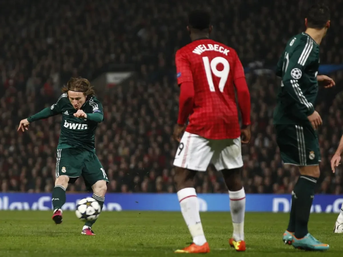 Cú sút xa ngoạn mục của Modric vào lưới Man Utd tại Champions League.