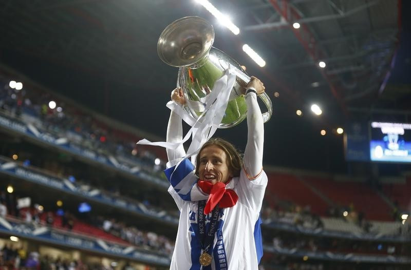 Luka Modric ăn mừng chức vô địch Champions League cùng các đồng đội.