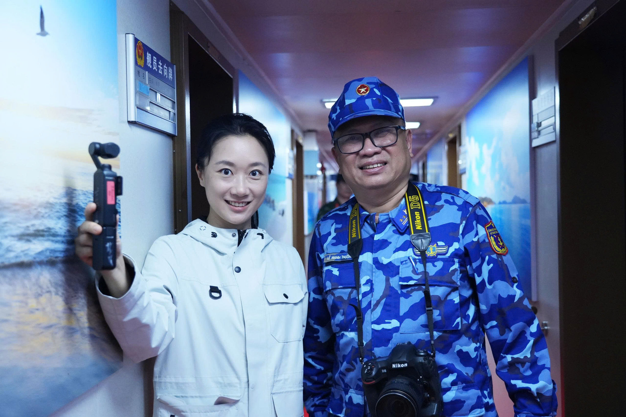 Le lieutenant-colonel Le Manh Thuong pose pour une photo commémorative avec une journaliste de la chaîne de télévision chinoise CCTV.