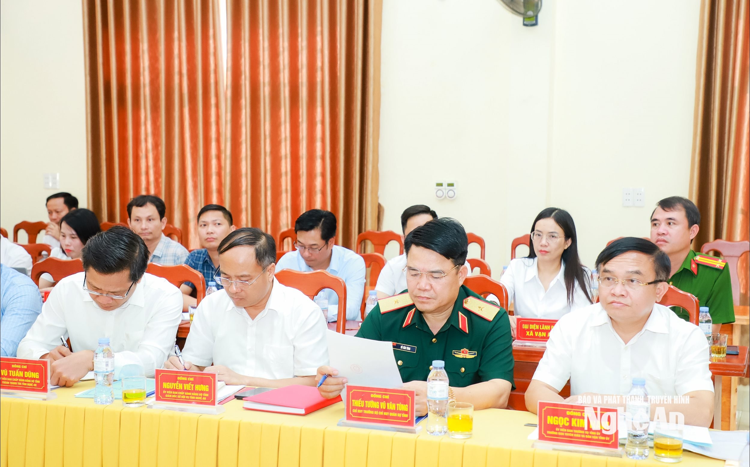 Lãnh đạo các ban, sở, ngành tại cuộc làm việc. Ảnh: Thành Duy