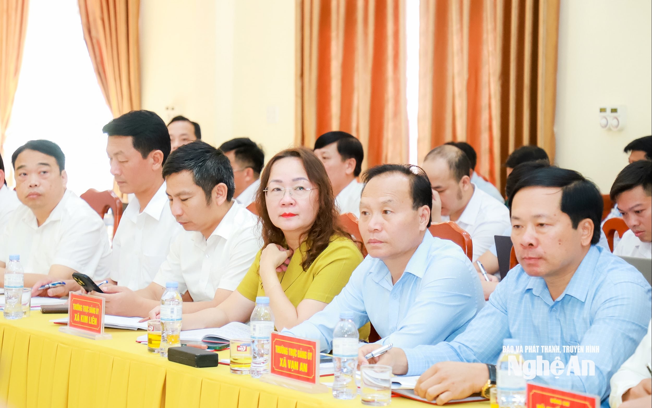 Lãnh đạo các xã tại cuộc làm việc. Ảnh: Thành Duy