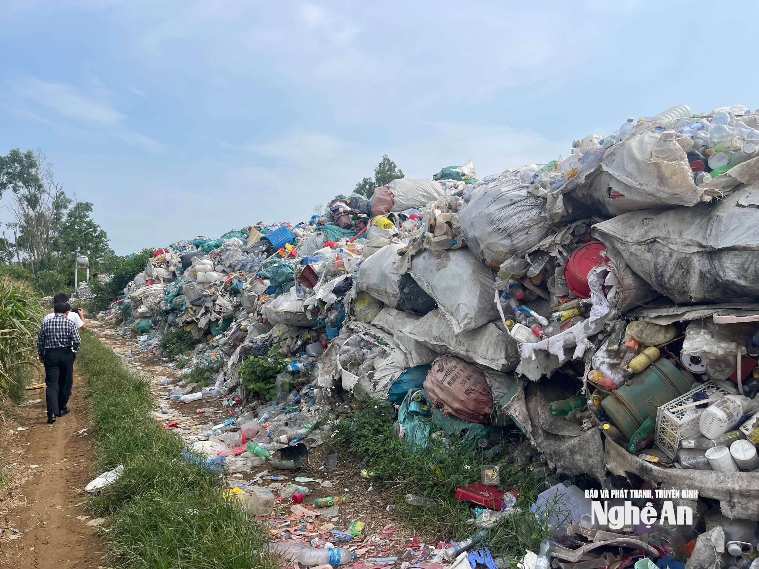 Núi phế liệu khổng lồ nằm ở vùng giáp ranh giữa phường Vinh Lộc và phường Vinh Phú. Ảnh Tiến Đông