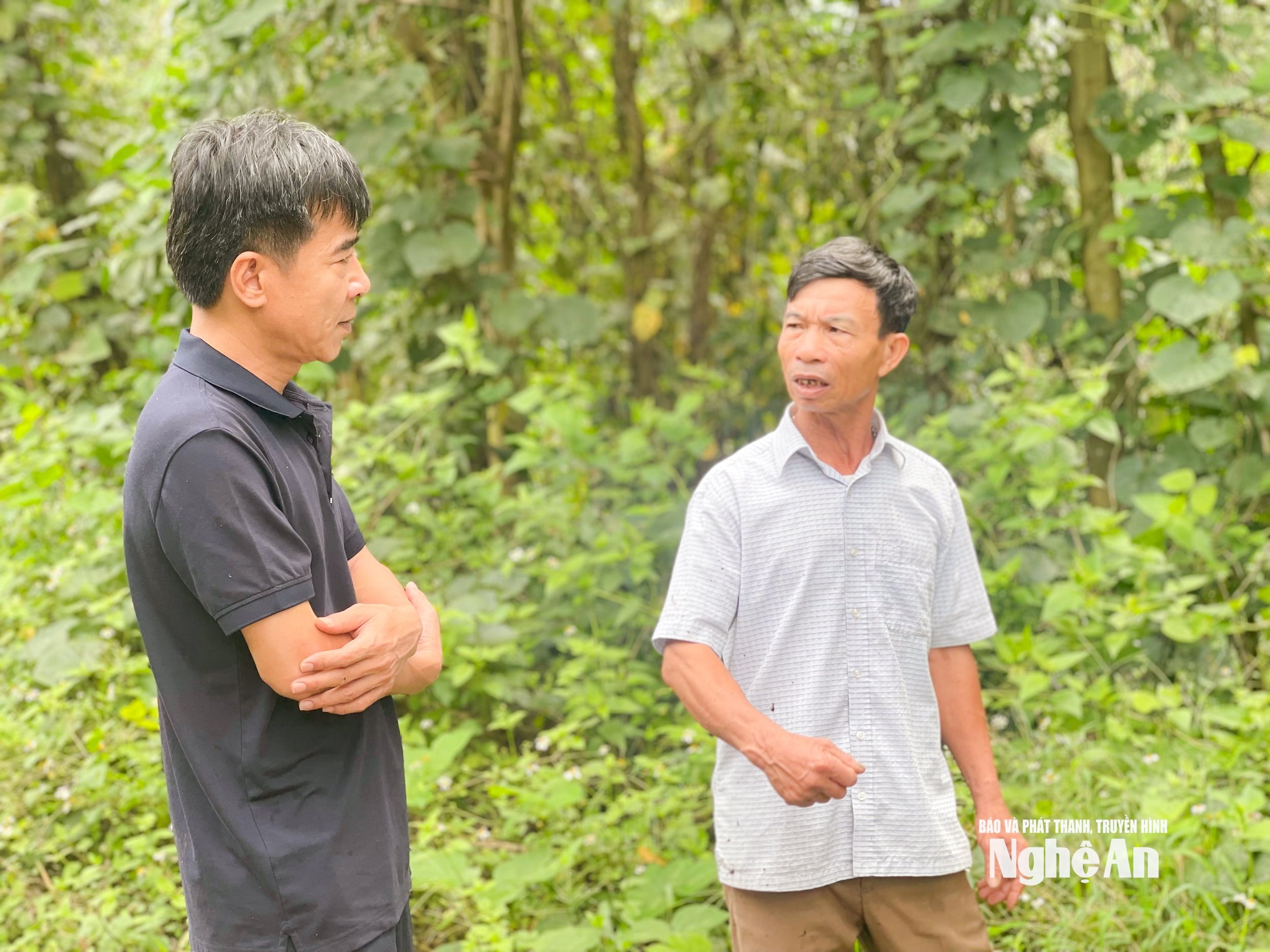Ông Bùi Ngọc Hoàn (bên phải) dẫn P V ra tận hiện trường nơi nước rỉ rác chảy xuống ruộng gây ô nhiễm. Ảnh Tiến Đông