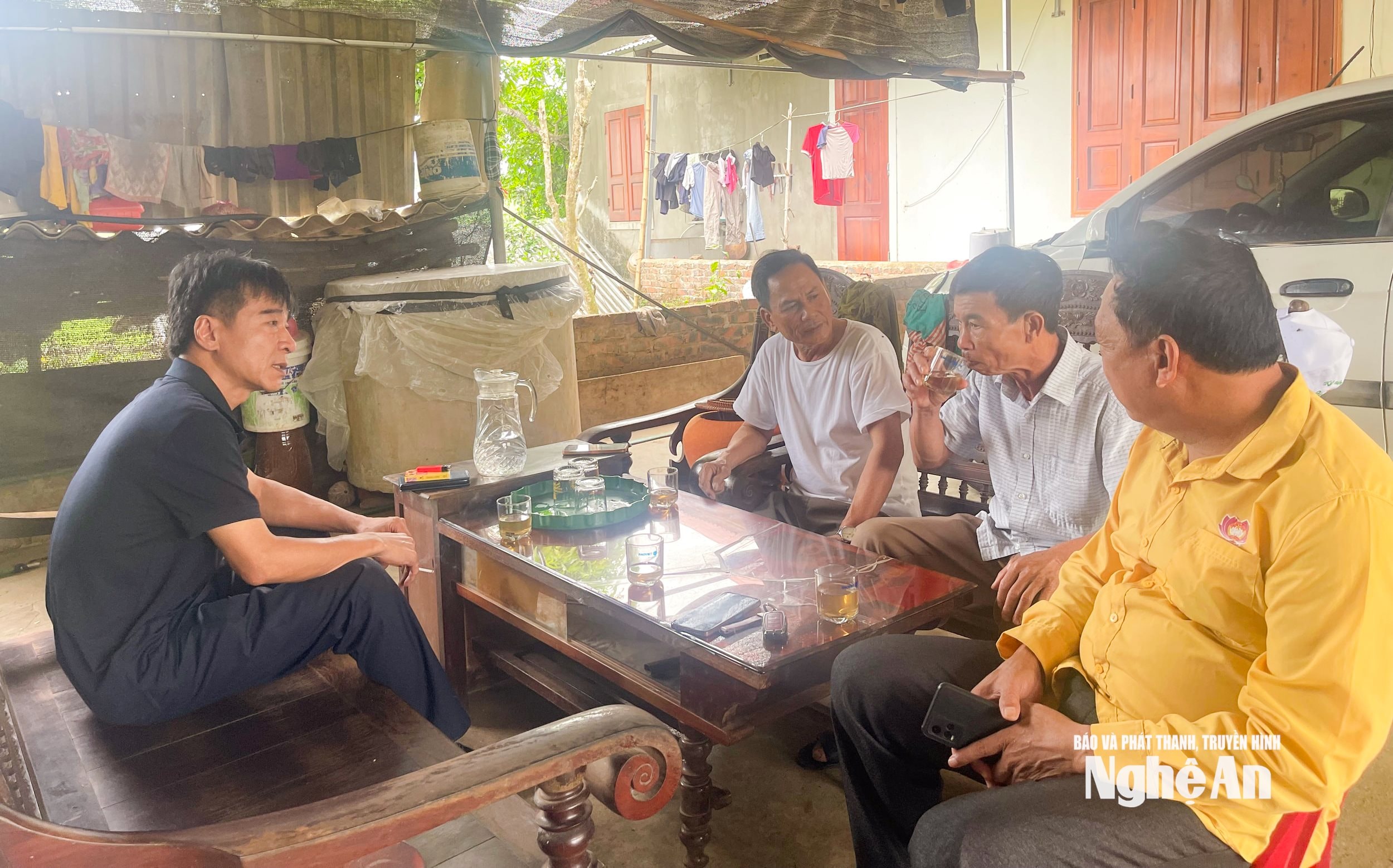PV Báo và phát thanh, truyền hình Nghệ An làm việc với Ban Cán sự xóm Đông Quang, xã Đông Hiếu. Ảnh Tiến Đông
