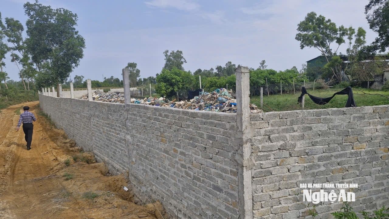 Trên một số khu đất tại bãi tập kết phế liệu ở khu vực giáp ranh phường Vinh Lộc và Vinh Phú đã mọc lên những hàng rào xây kiên cố và cả con đường mới mở