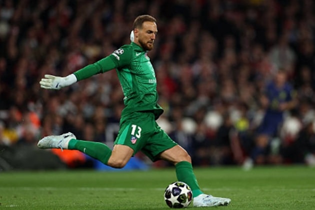 Thủ thành Jan Oblak nỗ lực cứu thua cho Atletico Madrid