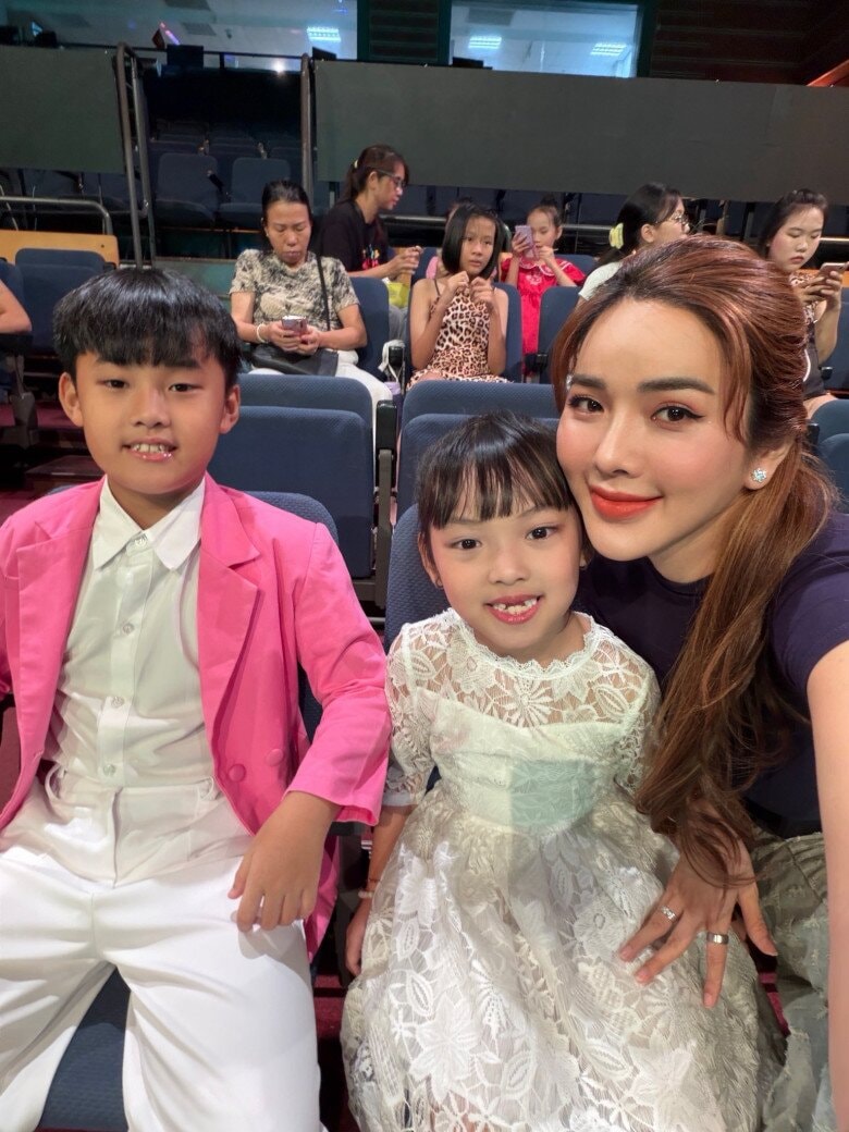 Vợ Ưng Hoàng Phúc và các con