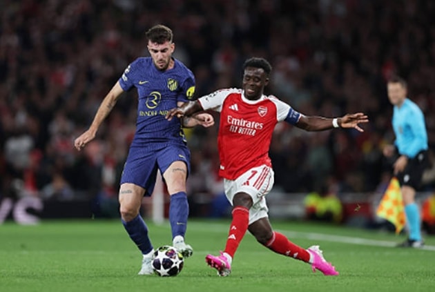 Matteo Ruggeri tập trung phòng ngự trước Bukayo Saka