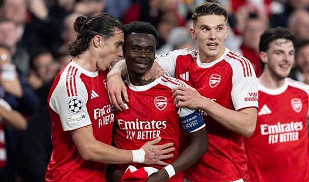 Các cầu thủ Arsenal ăn mừng tấm vé vào chung kết Champions League sau 20 năm chờ đợi.