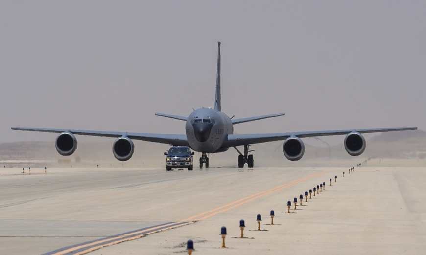 Máy bay tiếp dầu KC-135 Stratotanker của Không quân Mỹ hoạt động trên không.