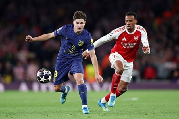 Julian Alvarez nỗ lực vượt qua sự kèm cặp của Saliba