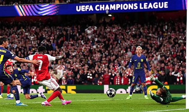Bukayo Saka dứt điểm cận thành ghi bàn thắng duy nhất của trận đấu.