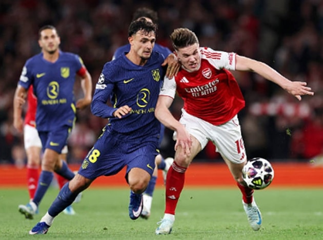 Marc Pubill vất vả truy cản các tiền đạo Arsenal