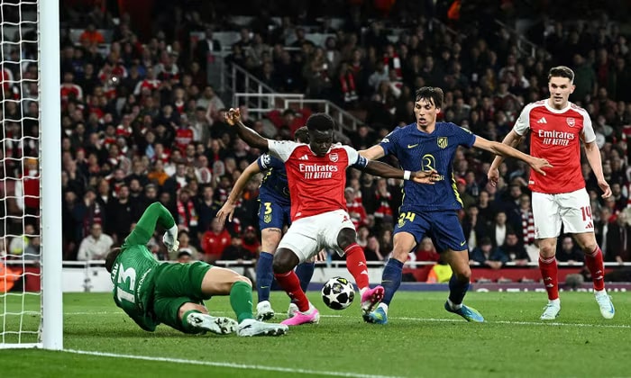Saka ghi bàn đưa Arsenal vào chung kết Champions League.