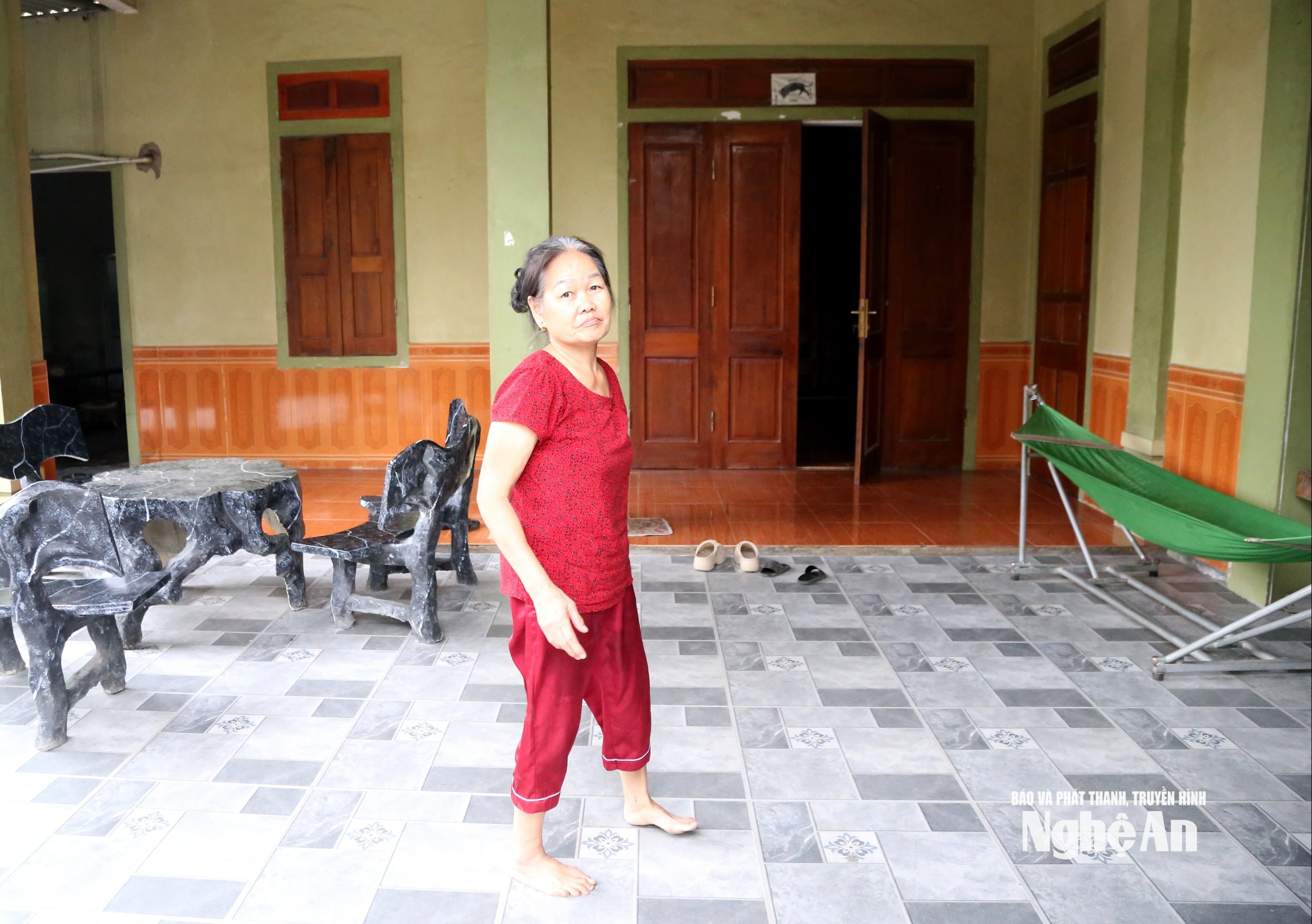 Bà Trần Thị Dung ở thôn Phượng Sơn, xã Đại Đồng phải lo việc gia đình, dù tuổi đời đã trên 75. Ảnh: Xuân Hoàng