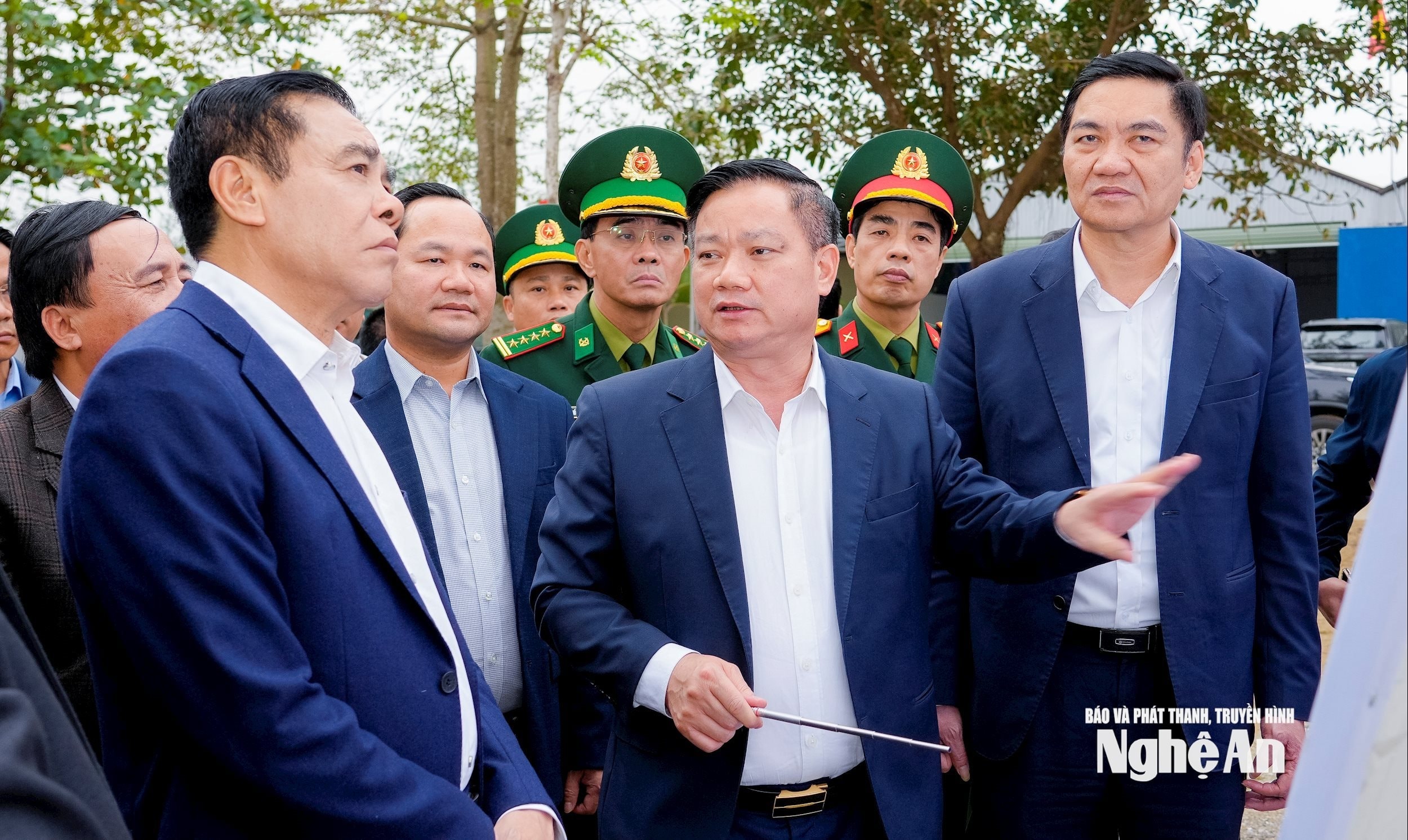 Các đồng chí Thường trực Tỉnh ủy kiểm tra thực địa khu vực triển khai Dự án Nhà máy Nhiệt điện LNG Quỳnh Lập tại phường Tân Mai. Ảnh- Phạm Bằng