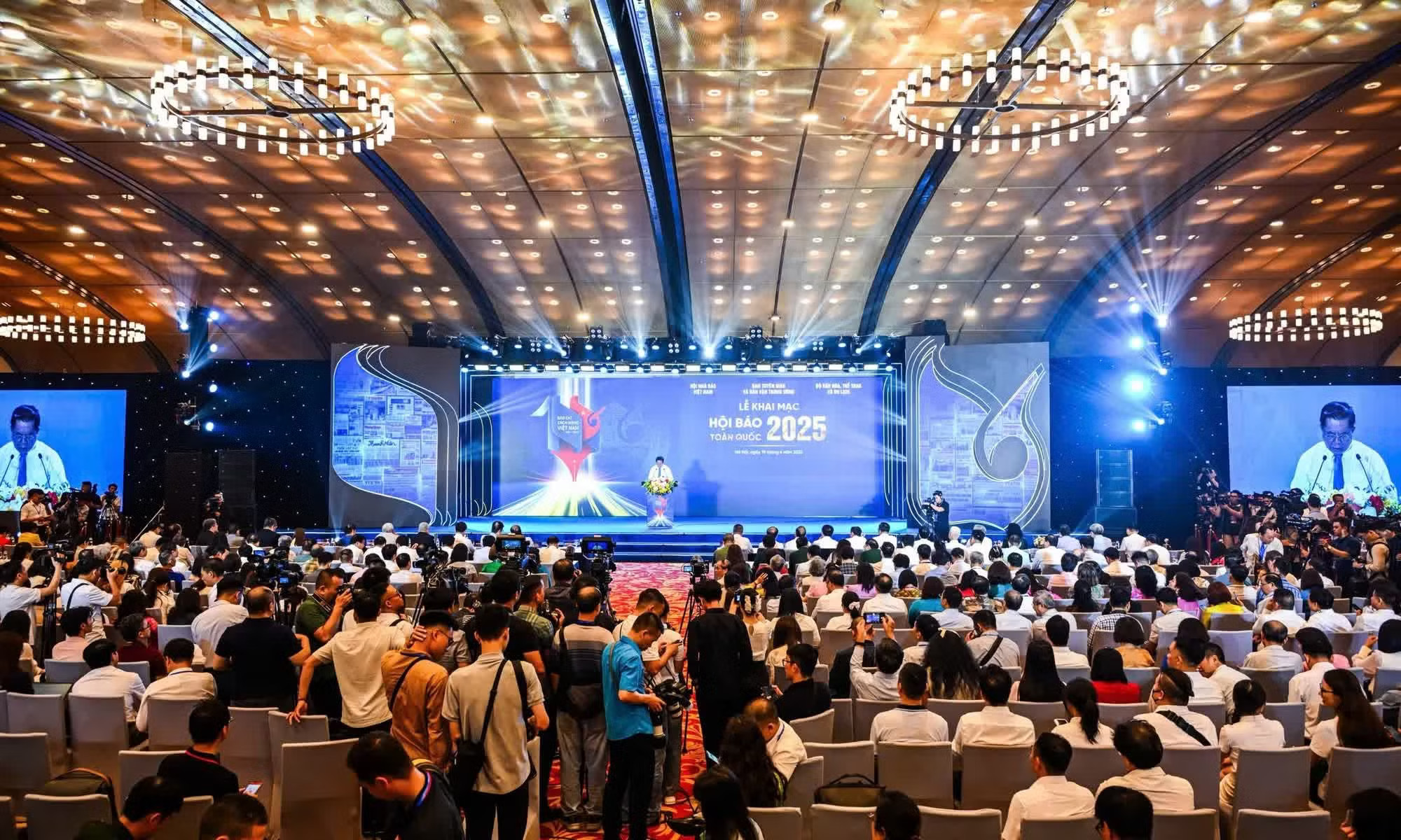 Việc tinh gọn các cơ quan báo chí vừa tạo ra cơ hội, vừa đặt ra thách thức không nhỏ đối với nhiệm vụ bảo vệ nền tảng tư tưởng của Đảng. (Trong ảnh: Quang cảnh buổi lễ khai mạc Hội Báo toàn quốc 2025) 9d1c842ba95c1e02474d22.jpg