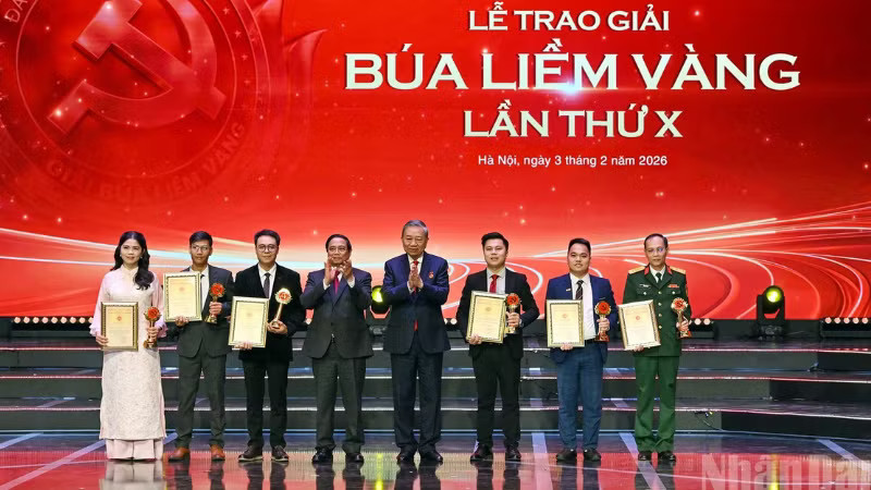 Từ khi Nghị quyết số 35-NQ/TW được ban hành, vai trò xung kích của báo chí từ Trung ương đến địa phương càng được khẳng định mạnh mẽ. (Trong ảnh: Tổng Bí thư, Chủ tịch nước Tô Lâm và Thủ tướng Phạm Minh Chính trao giải A tặng các tác giả, đại diện nhóm tác giả đạt Giải Búa liềm vàng lần thứ X ngày 3/2/2026). thiet-ke-chua-co-ten-5.png