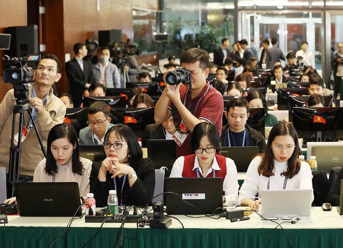 Phóng viên tác nghiệp tại một sự kiện. (Ảnh: TTXVN) article-2.jpg