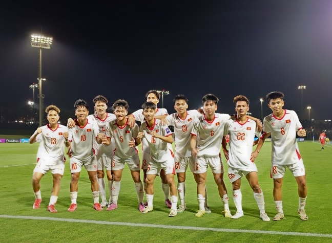 Các cầu thủ U17 Việt Nam ăn mừng chiến thắng để tiến gần hơn tới tấm vé dự giải vô địch thế giới