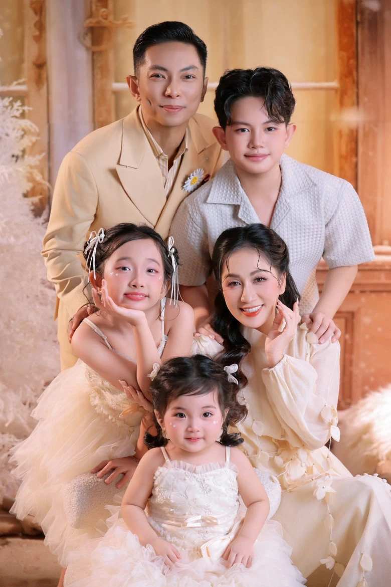 Cặp đôi có 3 con xinh đẹp, tài năng.