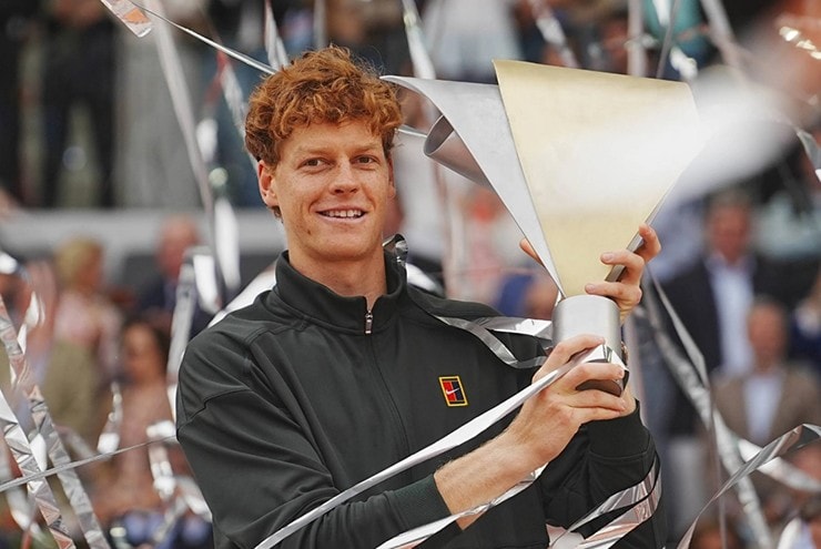 Jannik Sinner ăn mừng chức vô địch Madrid Open trên mặt sân đất nện