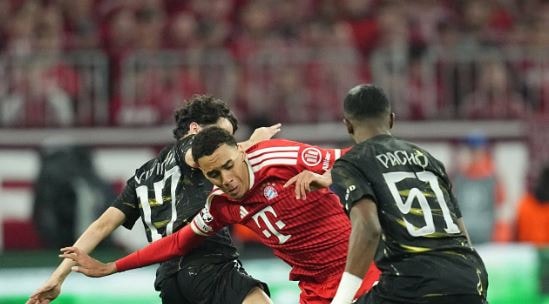Willian Pacho phòng ngự chắc chắn trước các cầu thủ Bayern Munich.