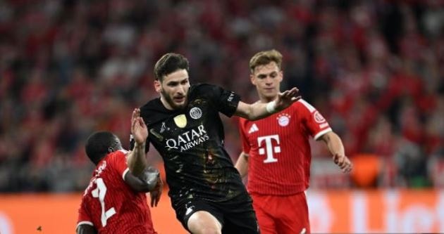 Khvicha Kvaratskhelia ăn mừng bàn thắng trong màu áo PSG.