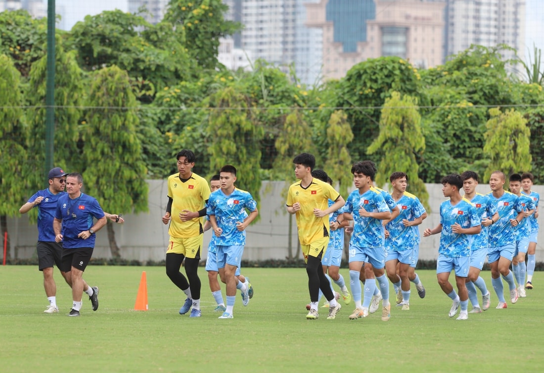 Các cầu thủ U19 Việt Nam thực hiện bài tập thể lực dưới sự hướng dẫn của ban huấn luyện.
