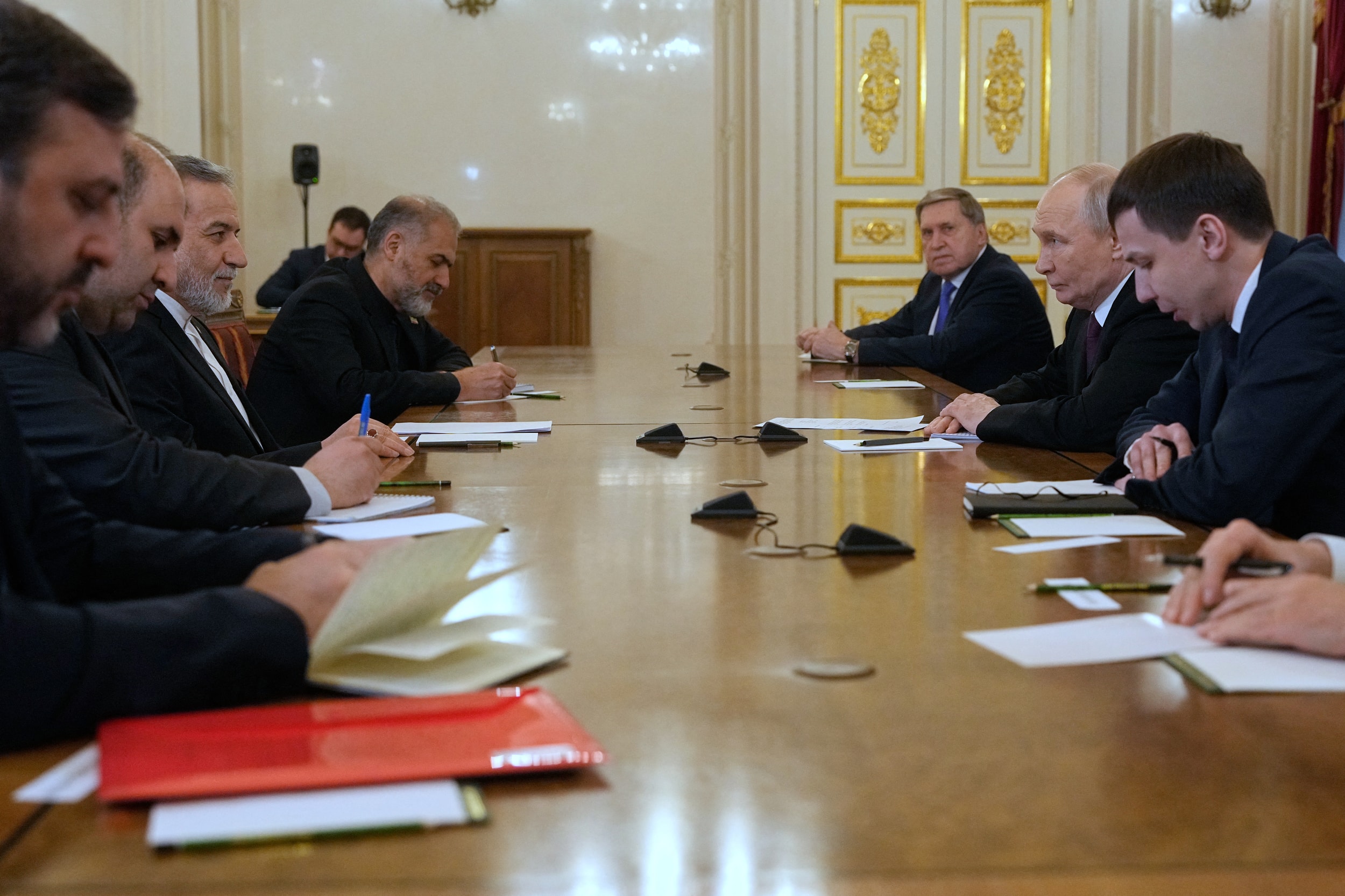 Tổng thống Nga Vladimir Putin và Ngoại trưởng Iran Abbas Araghchi đã có cuộc hội đàm tại Saint Petersburg vào ngày 27/4/2026. Ảnh: AFP