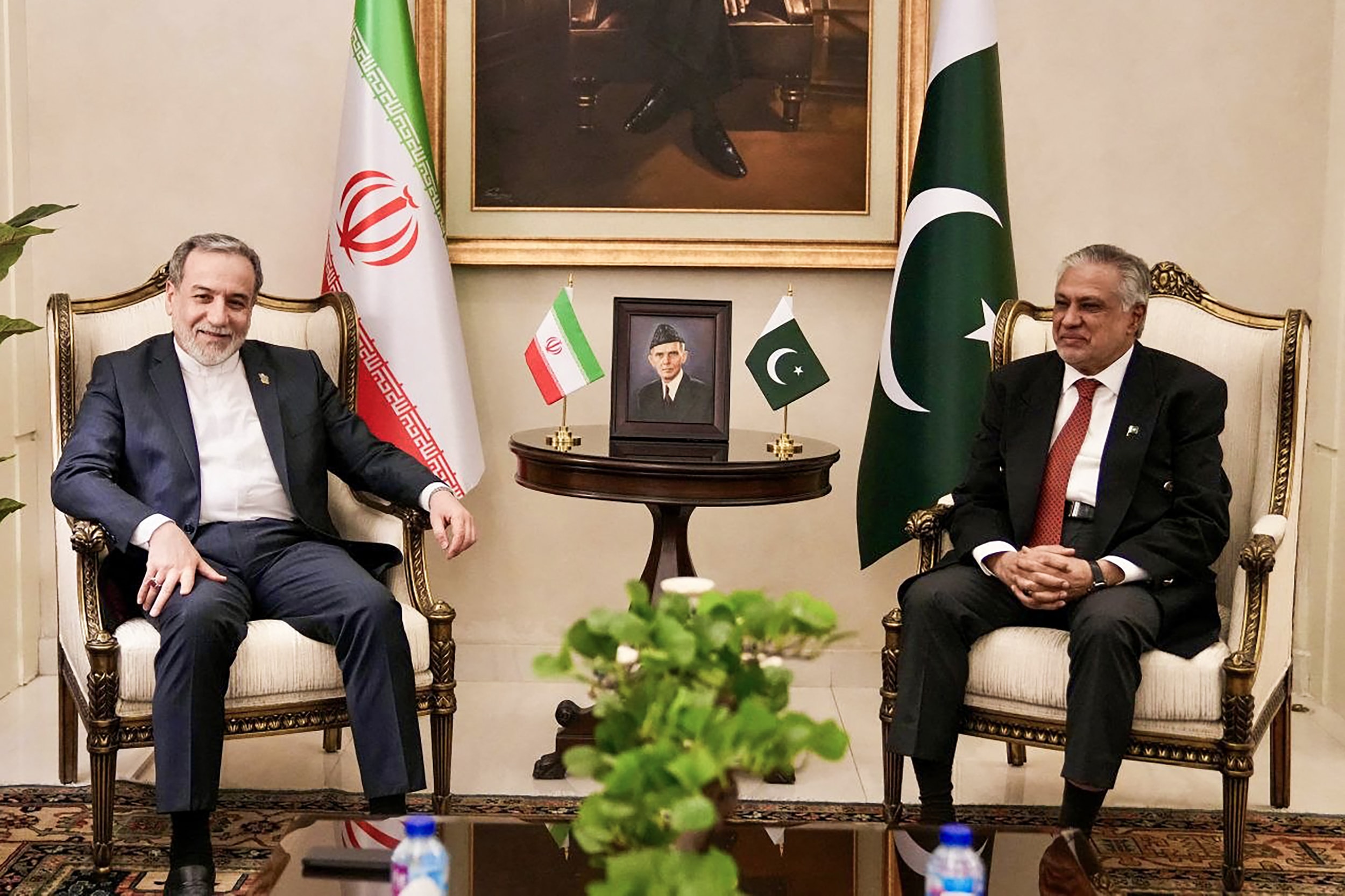 Ngoại trưởng Pakistan Ishaq Dar chào đón người đồng cấp Iran Abbas Araghchi khi ông tới Islamabad vào ngày 24/4/2026. Ảnh: AFP
