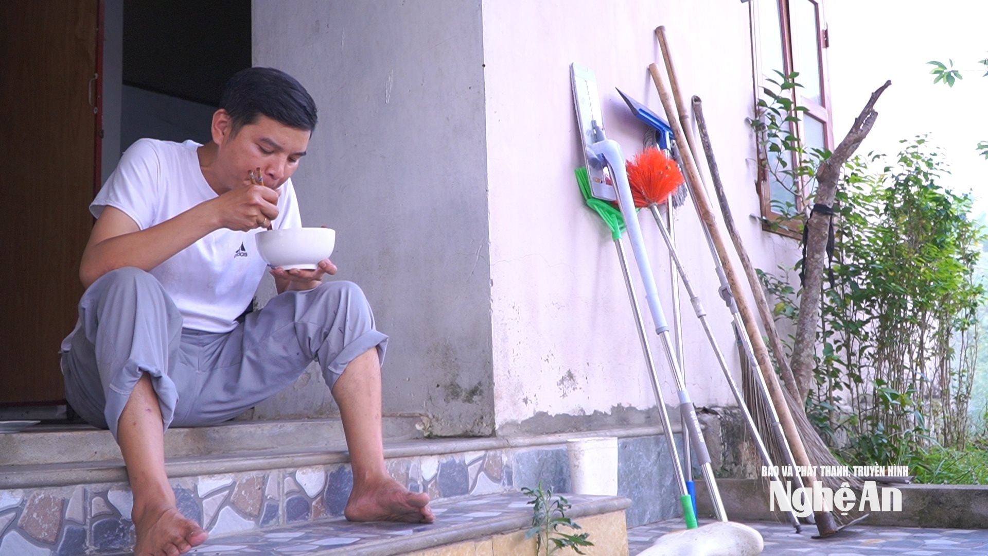 Bữa trưa buồn bã nơi hiên nhà của Anh Hoàng Viết Anh 