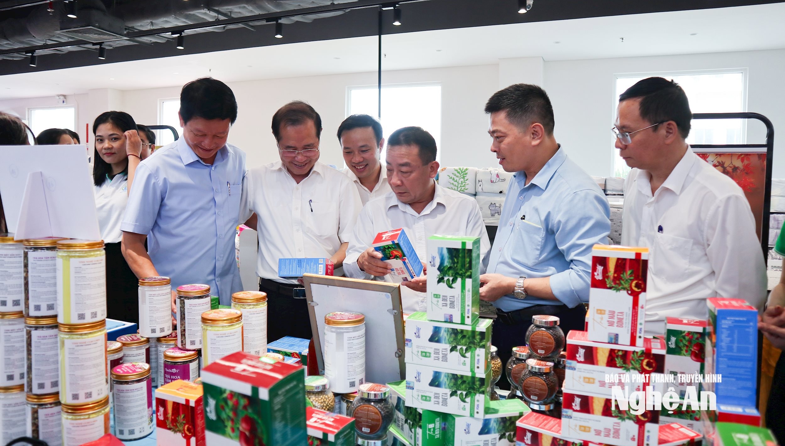 Gian hàng về các dòng dược liệu bảo vệ và chăm sóc sức khoẻ, nguyên liệu là các vùng trồng ở Nghệ An. Ảnh TP