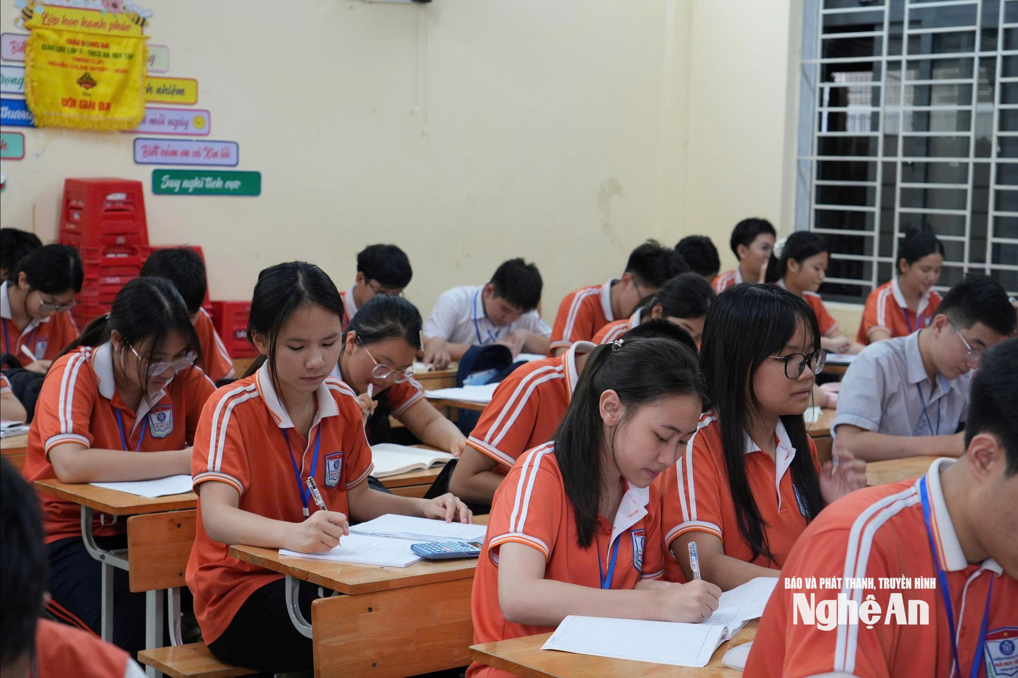 Giờ học của học sinh lớp 9 Trường THCS Hà Huy Tập, phường Vinh Phúc. Ảnh - Mỹ Hà